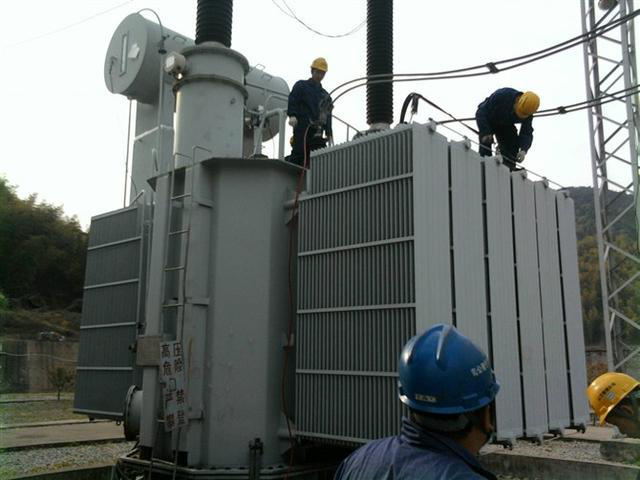 作業人員安全保護繩系在安全水平保護繩上，確保在變壓器本體上移動始終不會失去保護。