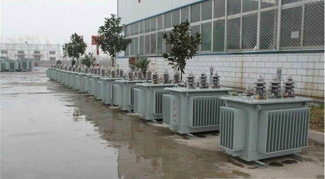 油浸式變壓器的保養(yǎng)如何去做?預(yù)防滲漏油:油浸式變壓器在油箱內(nèi)充滿變壓器油,裝配中依靠緊固件對(duì)耐油橡膠元件加壓而密封。